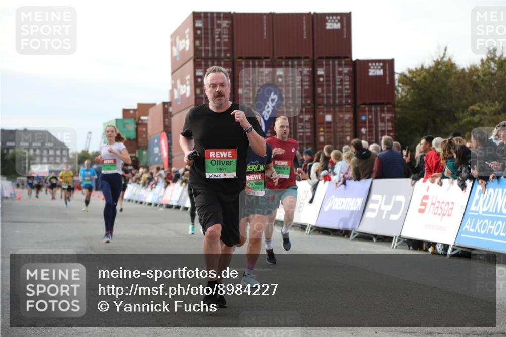 03.10.2025 - Köhlbrandbrückenlauf Yannick Fuchs http://msf.ph/oto/8984227 03.10.2025 16:08:33 Ziel 7339, 7360, 7423, 7594, 7616, 7708, 7851, 8279, 8778, 9110 meine-sportfotos.de
