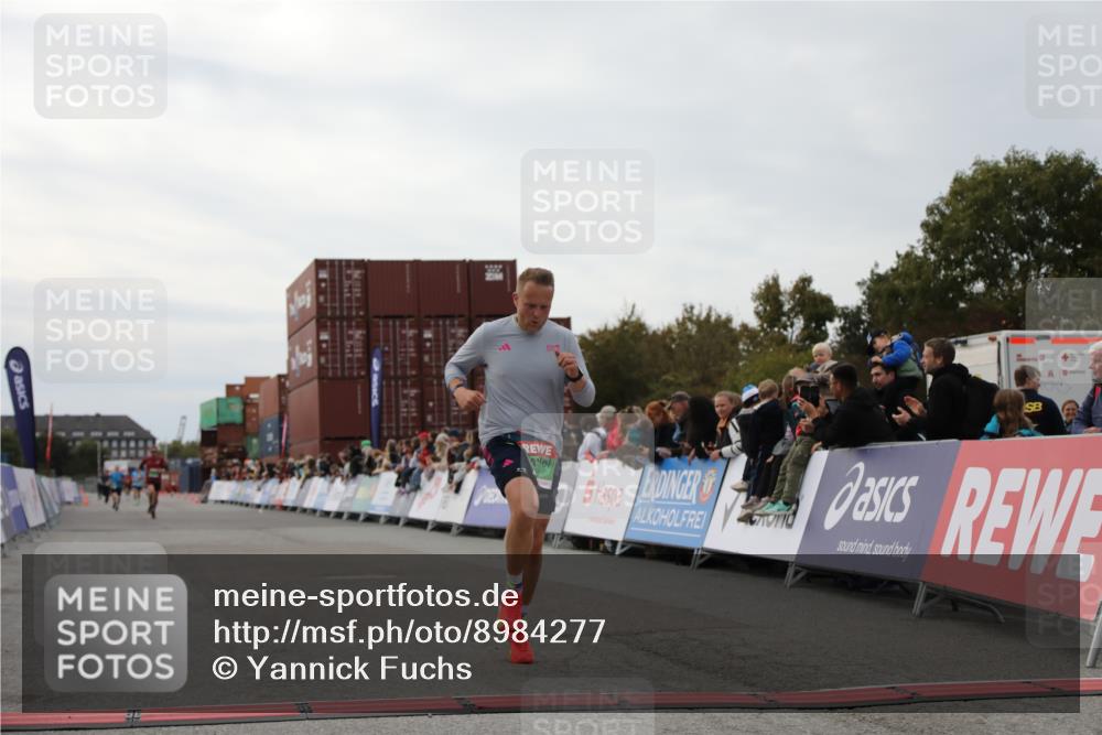 03.10.2025 - Köhlbrandbrückenlauf Yannick Fuchs http://msf.ph/oto/8984277 03.10.2025 15:55:26 Ziel 7030, 8993 meine-sportfotos.de