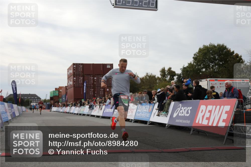 03.10.2025 - Köhlbrandbrückenlauf Yannick Fuchs http://msf.ph/oto/8984280 03.10.2025 15:55:26 Ziel 7030, 8993 meine-sportfotos.de