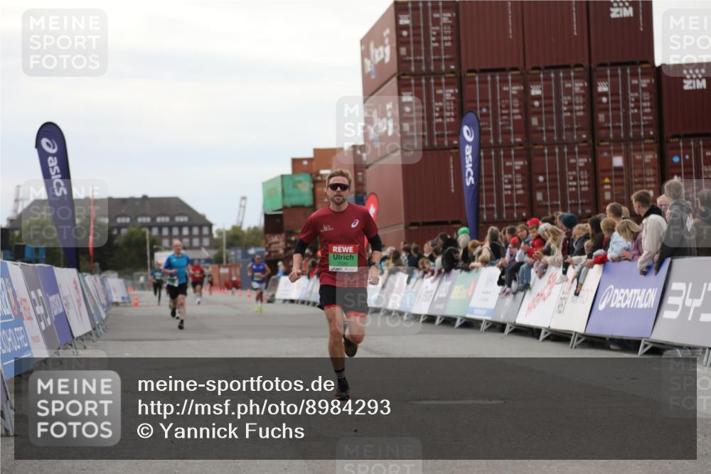 03.10.2025 - Köhlbrandbrückenlauf Yannick Fuchs http://msf.ph/oto/8984293 03.10.2025 15:55:32 Ziel 7030, 7067, 7575 meine-sportfotos.de
