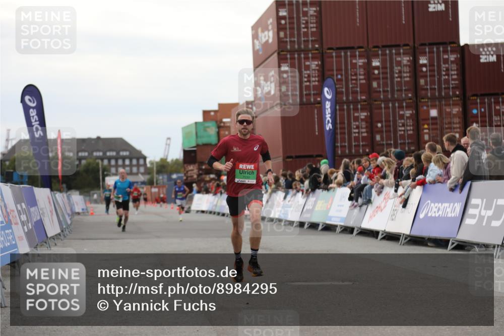 03.10.2025 - Köhlbrandbrückenlauf Yannick Fuchs http://msf.ph/oto/8984295 03.10.2025 15:55:32 Ziel 7030, 7067, 7575 meine-sportfotos.de