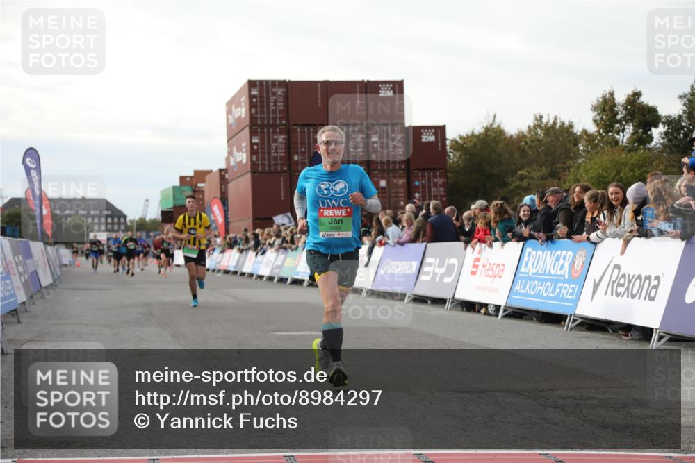03.10.2025 - Köhlbrandbrückenlauf Yannick Fuchs http://msf.ph/oto/8984297 03.10.2025 16:08:42 Ziel 7283, 7339, 8846 meine-sportfotos.de