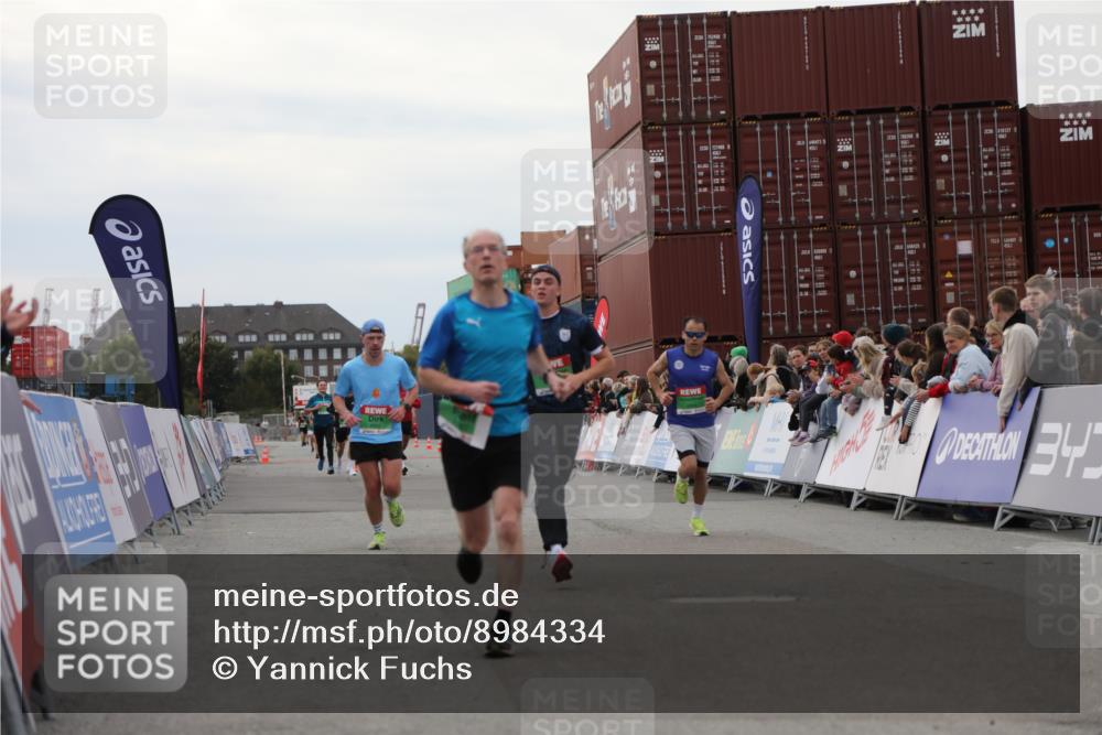 03.10.2025 - Köhlbrandbrückenlauf Yannick Fuchs http://msf.ph/oto/8984334 03.10.2025 15:55:39 Ziel 7067, 7286, 7575, 8594, 8942, 9743 meine-sportfotos.de