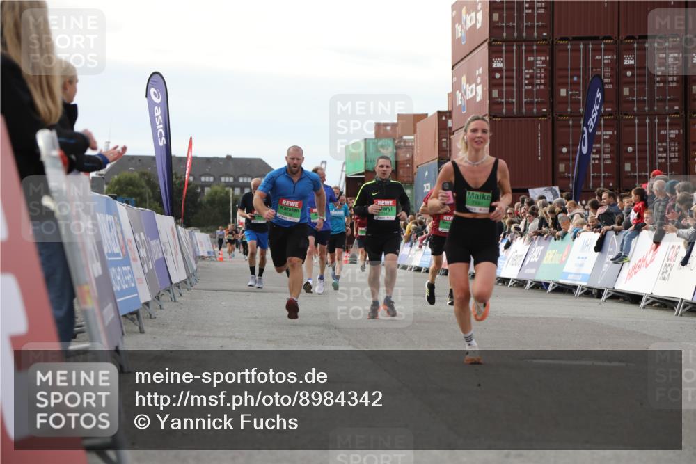 03.10.2025 - Köhlbrandbrückenlauf Yannick Fuchs http://msf.ph/oto/8984342 03.10.2025 16:08:50 Ziel 7057, 7141, 7191, 7333, 7336, 7585, 8118, 8846, 8931 meine-sportfotos.de