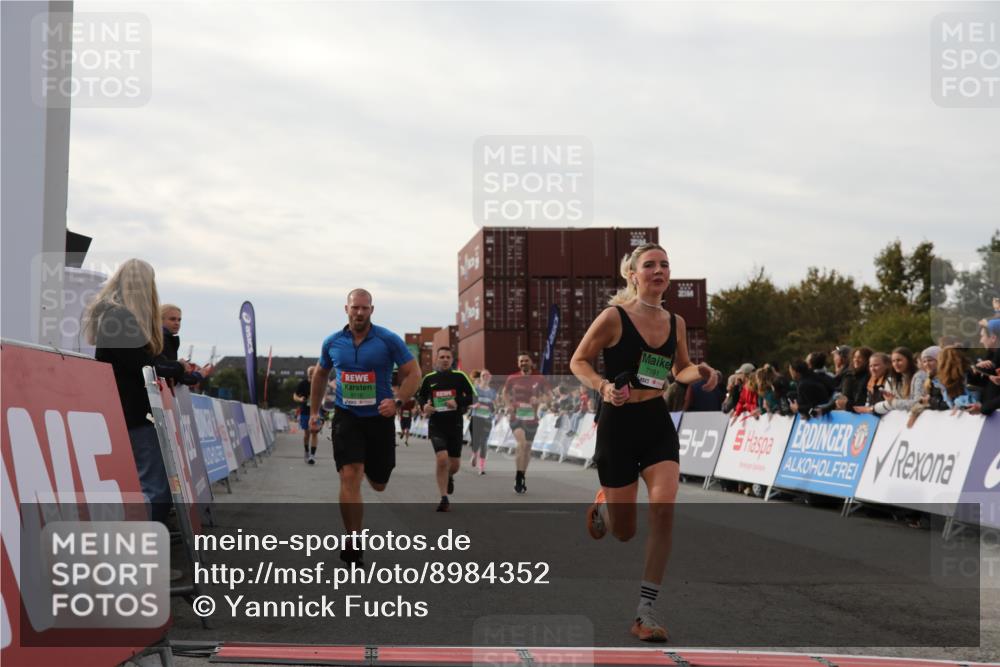 03.10.2025 - Köhlbrandbrückenlauf Yannick Fuchs http://msf.ph/oto/8984352 03.10.2025 16:08:52 Ziel 7057, 7141, 7191, 7333, 7336, 7585, 8118, 8931 meine-sportfotos.de