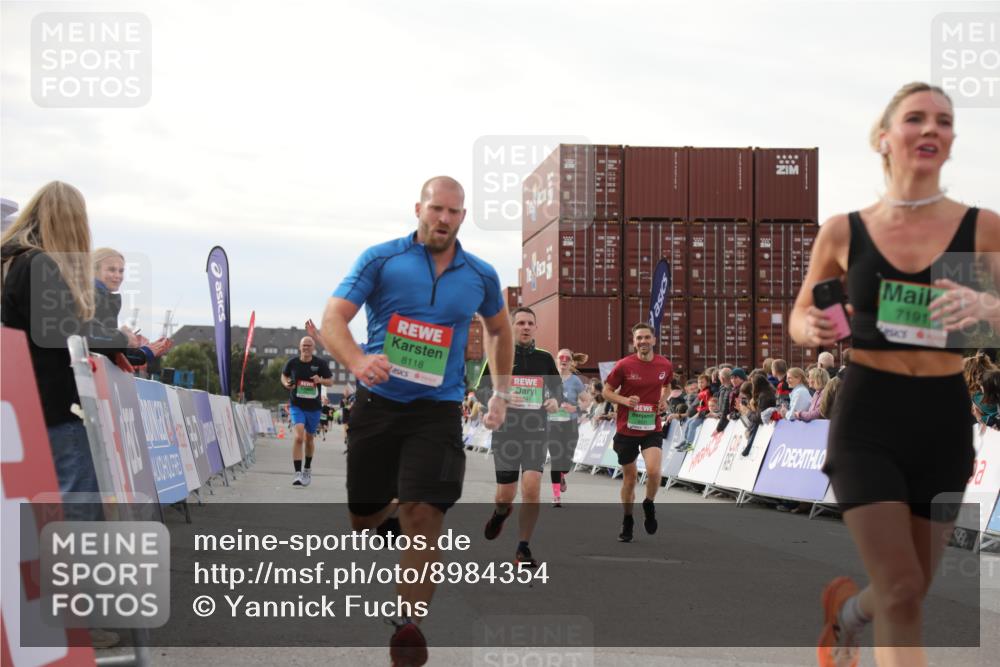 03.10.2025 - Köhlbrandbrückenlauf Yannick Fuchs http://msf.ph/oto/8984354 03.10.2025 16:08:52 Ziel 7057, 7141, 7191, 7333, 7336, 7585, 8118, 8931 meine-sportfotos.de
