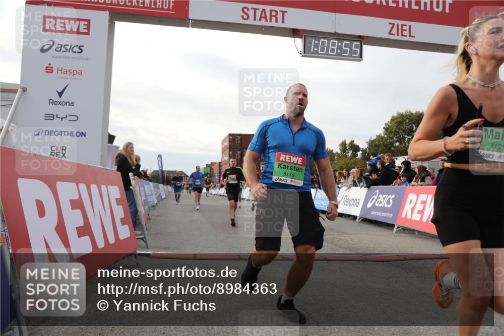 03.10.2025 - Köhlbrandbrückenlauf Yannick Fuchs http://msf.ph/oto/8984363 03.10.2025 16:08:53 Ziel 7057, 7141, 7191, 7333, 7336, 7585, 8118, 8931 meine-sportfotos.de