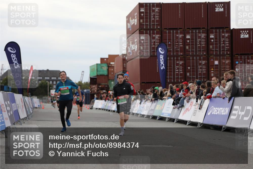 03.10.2025 - Köhlbrandbrückenlauf Yannick Fuchs http://msf.ph/oto/8984374 03.10.2025 15:55:45 Ziel 7043, 7286, 7968, 8594, 8942, 9743 meine-sportfotos.de