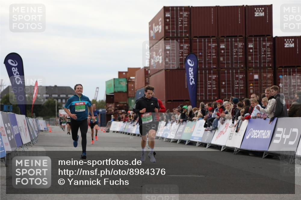 03.10.2025 - Köhlbrandbrückenlauf Yannick Fuchs http://msf.ph/oto/8984376 03.10.2025 15:55:45 Ziel 7043, 7286, 7968, 8594, 8942, 9743 meine-sportfotos.de