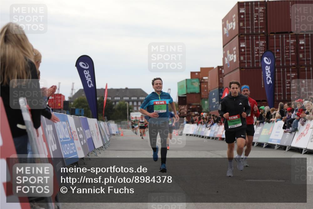 03.10.2025 - Köhlbrandbrückenlauf Yannick Fuchs http://msf.ph/oto/8984378 03.10.2025 15:55:46 Ziel 7043, 7286, 7968, 8594, 8942, 9743 meine-sportfotos.de