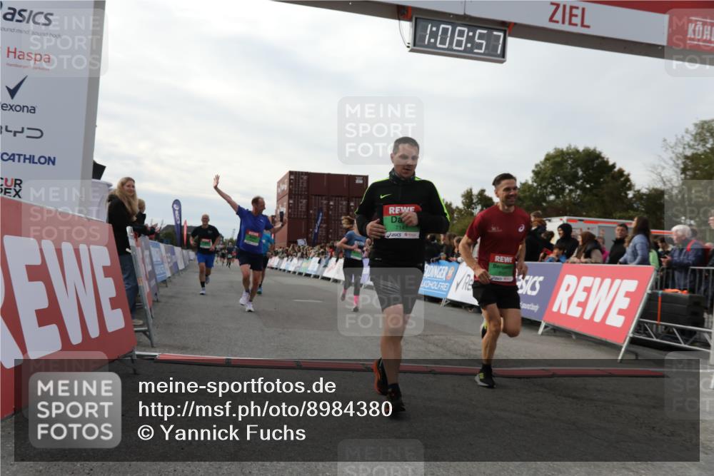 03.10.2025 - Köhlbrandbrückenlauf Yannick Fuchs http://msf.ph/oto/8984380 03.10.2025 16:08:55 Ziel 7057, 7141, 7191, 7333, 7336, 7585, 8118, 8725, 8931 meine-sportfotos.de