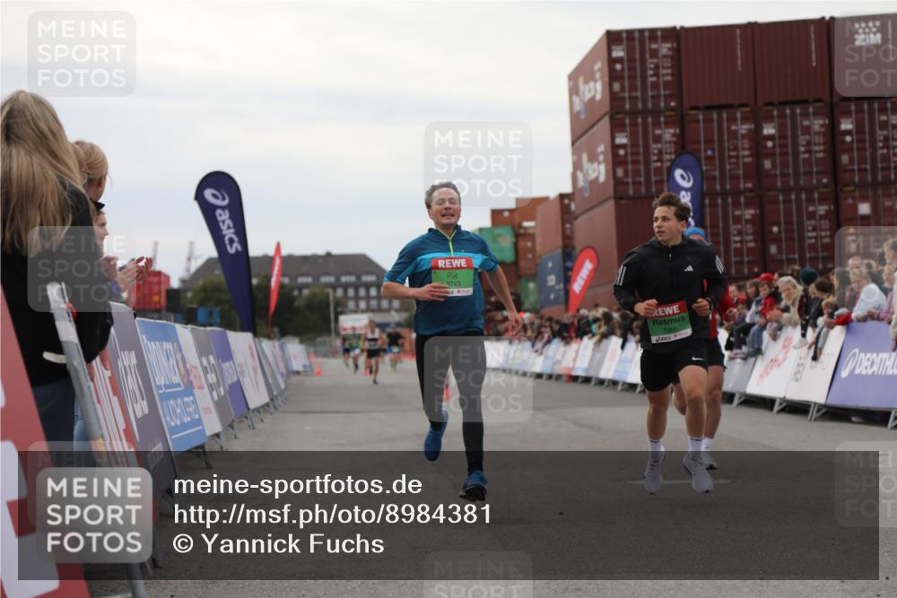 03.10.2025 - Köhlbrandbrückenlauf Yannick Fuchs http://msf.ph/oto/8984381 03.10.2025 15:55:47 Ziel 7043, 7286, 7968, 9743 meine-sportfotos.de