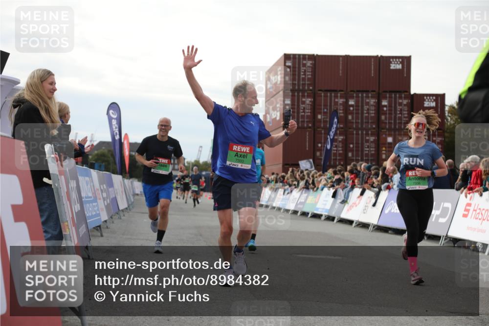 03.10.2025 - Köhlbrandbrückenlauf Yannick Fuchs http://msf.ph/oto/8984382 03.10.2025 16:08:55 Ziel 7057, 7141, 7191, 7333, 7336, 7585, 8118, 8725, 8931 meine-sportfotos.de