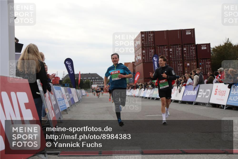 03.10.2025 - Köhlbrandbrückenlauf Yannick Fuchs http://msf.ph/oto/8984383 03.10.2025 15:55:47 Ziel 7043, 7286, 7968, 9743 meine-sportfotos.de