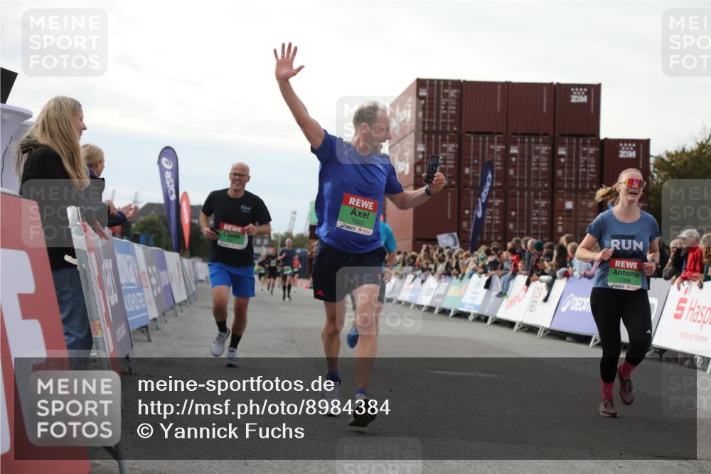 03.10.2025 - Köhlbrandbrückenlauf Yannick Fuchs http://msf.ph/oto/8984384 03.10.2025 16:08:55 Ziel 7057, 7141, 7191, 7333, 7336, 7585, 8118, 8725, 8931 meine-sportfotos.de