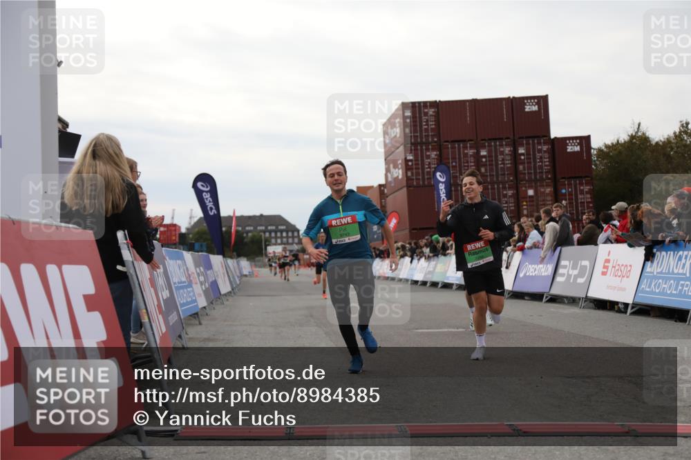 03.10.2025 - Köhlbrandbrückenlauf Yannick Fuchs http://msf.ph/oto/8984385 03.10.2025 15:55:47 Ziel 7043, 7286, 7968, 9743 meine-sportfotos.de