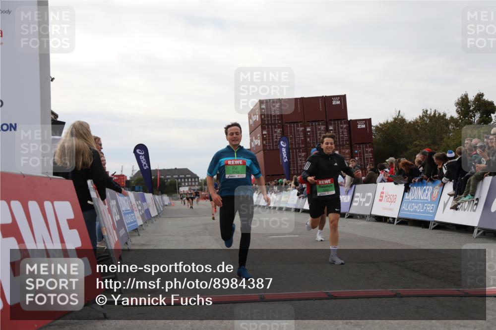 03.10.2025 - Köhlbrandbrückenlauf Yannick Fuchs http://msf.ph/oto/8984387 03.10.2025 15:55:47 Ziel 7043, 7286, 7968, 9743 meine-sportfotos.de