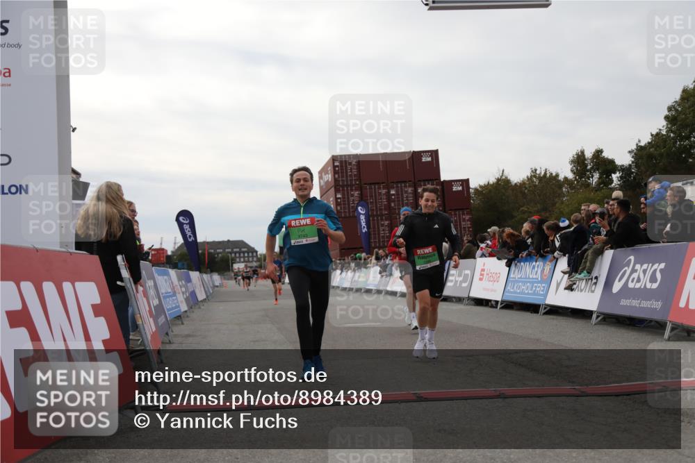 03.10.2025 - Köhlbrandbrückenlauf Yannick Fuchs http://msf.ph/oto/8984389 03.10.2025 15:55:47 Ziel 7043, 7286, 7968, 9743 meine-sportfotos.de