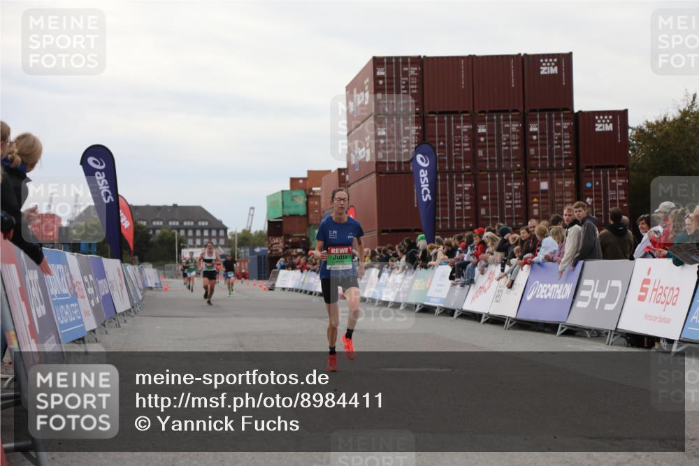 03.10.2025 - Köhlbrandbrückenlauf Yannick Fuchs http://msf.ph/oto/8984411 03.10.2025 15:55:50 Ziel 7043, 7286, 7456, 7968, 9743 meine-sportfotos.de