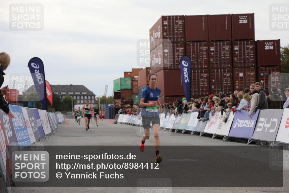 03.10.2025 - Köhlbrandbrückenlauf Yannick Fuchs http://msf.ph/oto/8984412 03.10.2025 15:55:50 Ziel 7043, 7286, 7456, 7968, 9743 meine-sportfotos.de