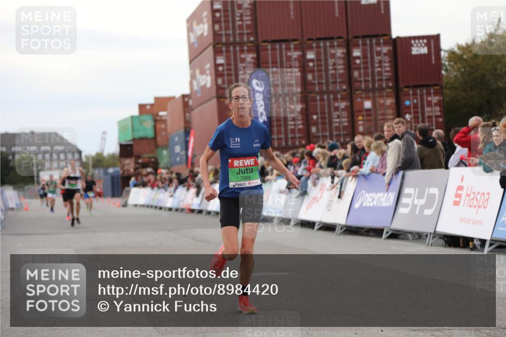 03.10.2025 - Köhlbrandbrückenlauf Yannick Fuchs http://msf.ph/oto/8984420 03.10.2025 15:55:51 Ziel 7043, 7286, 7456, 7555, 7968, 9743 meine-sportfotos.de