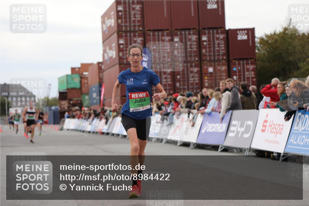 03.10.2025 - Köhlbrandbrückenlauf Yannick Fuchs http://msf.ph/oto/8984422 03.10.2025 15:55:52 Ziel 7043, 7456, 7555, 7968 meine-sportfotos.de