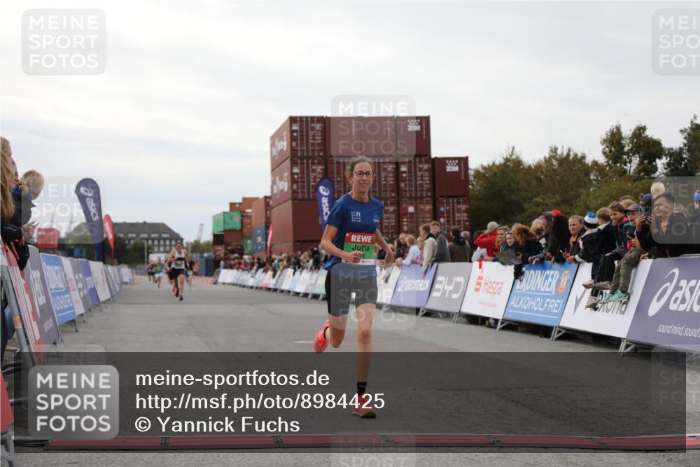 03.10.2025 - Köhlbrandbrückenlauf Yannick Fuchs http://msf.ph/oto/8984425 03.10.2025 15:55:52 Ziel 7043, 7456, 7555, 7968 meine-sportfotos.de