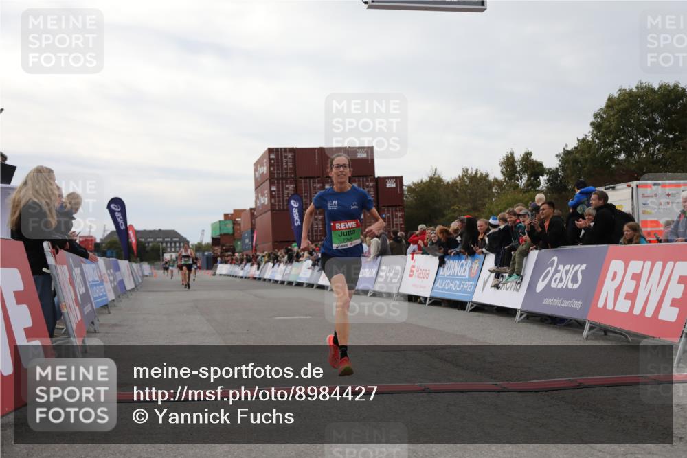 03.10.2025 - Köhlbrandbrückenlauf Yannick Fuchs http://msf.ph/oto/8984427 03.10.2025 15:55:52 Ziel 7043, 7456, 7555, 7968 meine-sportfotos.de