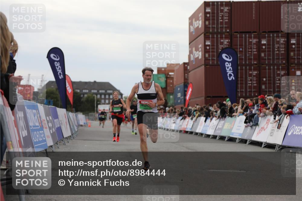 03.10.2025 - Köhlbrandbrückenlauf Yannick Fuchs http://msf.ph/oto/8984444 03.10.2025 15:55:55 Ziel 7456, 7555, 7968, 9231 meine-sportfotos.de