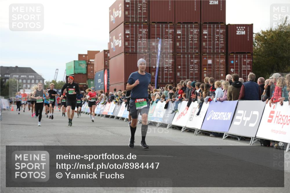 03.10.2025 - Köhlbrandbrückenlauf Yannick Fuchs http://msf.ph/oto/8984447 03.10.2025 16:09:03 Ziel 7379, 7501, 7823, 8725, 9139, 9216 meine-sportfotos.de