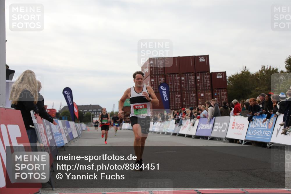 03.10.2025 - Köhlbrandbrückenlauf Yannick Fuchs http://msf.ph/oto/8984451 03.10.2025 15:55:56 Ziel 7456, 7555, 7968, 9231 meine-sportfotos.de