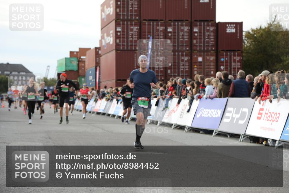 03.10.2025 - Köhlbrandbrückenlauf Yannick Fuchs http://msf.ph/oto/8984452 03.10.2025 16:09:03 Ziel 7379, 7501, 7823, 8725, 9139, 9216 meine-sportfotos.de