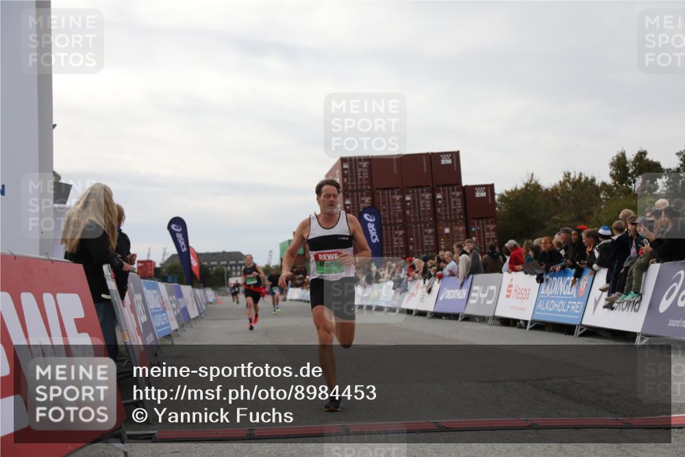 03.10.2025 - Köhlbrandbrückenlauf Yannick Fuchs http://msf.ph/oto/8984453 03.10.2025 15:55:57 Ziel 7456, 7555, 9231 meine-sportfotos.de
