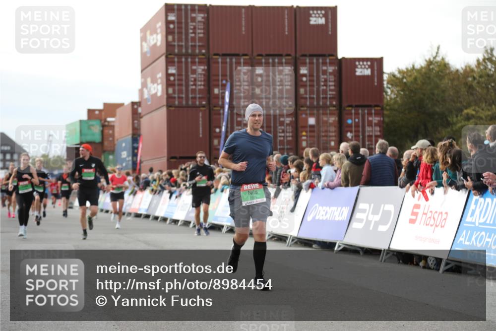 03.10.2025 - Köhlbrandbrückenlauf Yannick Fuchs http://msf.ph/oto/8984454 03.10.2025 16:09:03 Ziel 7379, 7501, 7823, 8725, 9139, 9216 meine-sportfotos.de