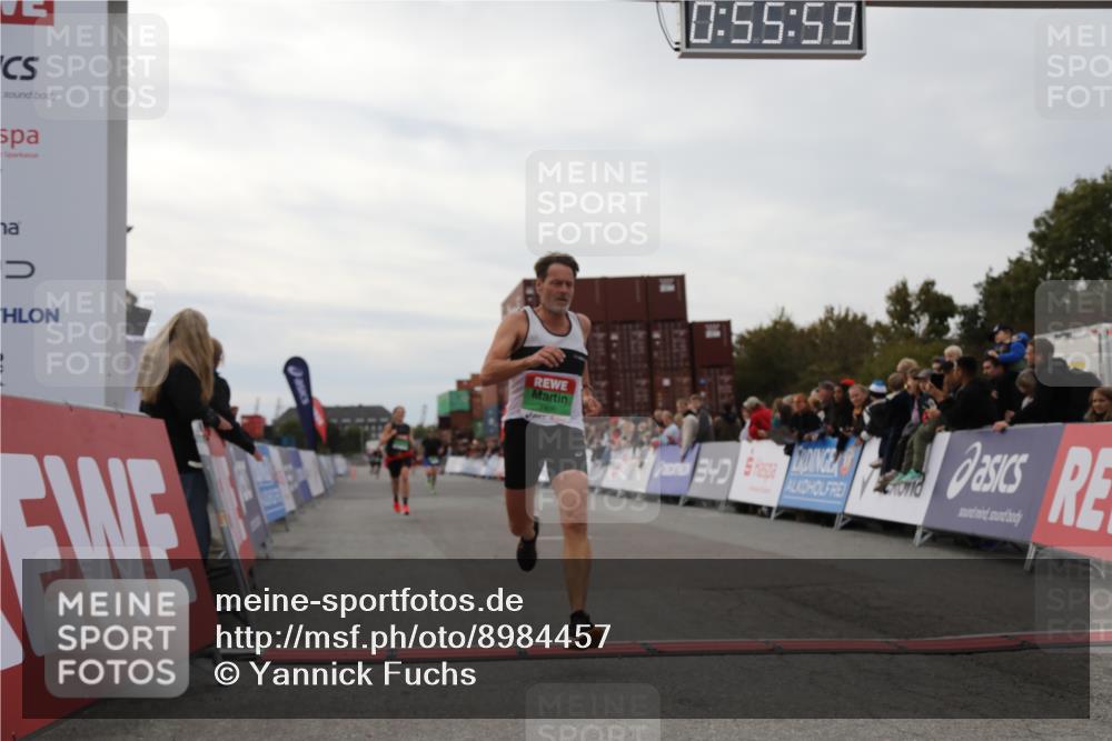 03.10.2025 - Köhlbrandbrückenlauf Yannick Fuchs http://msf.ph/oto/8984457 03.10.2025 15:55:57 Ziel 7456, 7555, 9231 meine-sportfotos.de
