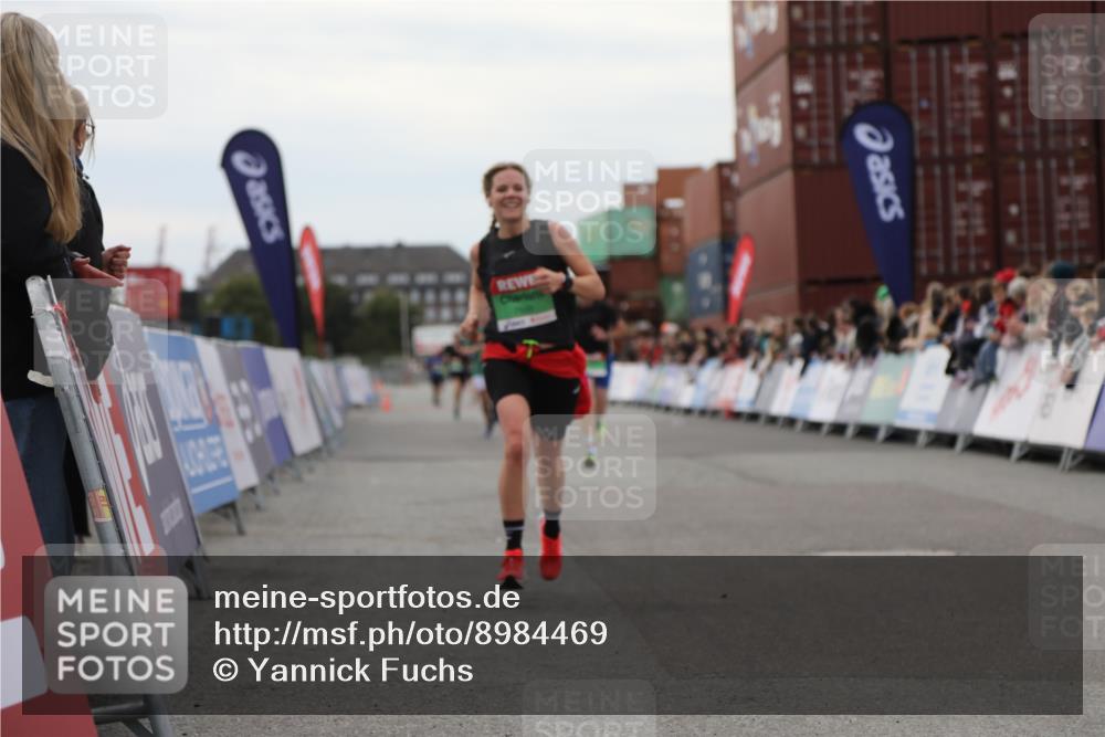 03.10.2025 - Köhlbrandbrückenlauf Yannick Fuchs http://msf.ph/oto/8984469 03.10.2025 15:55:58 Ziel 7456, 7555, 9231 meine-sportfotos.de