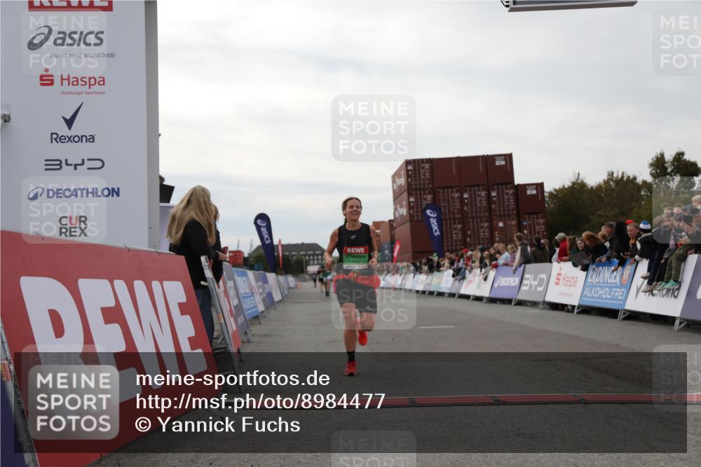 03.10.2025 - Köhlbrandbrückenlauf Yannick Fuchs http://msf.ph/oto/8984477 03.10.2025 15:55:59 Ziel 7012, 7456, 7555, 9231 meine-sportfotos.de