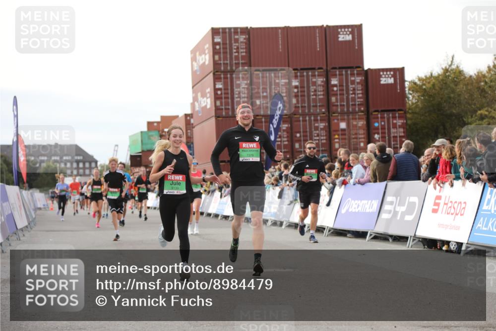 03.10.2025 - Köhlbrandbrückenlauf Yannick Fuchs http://msf.ph/oto/8984479 03.10.2025 16:09:06 Ziel 7379, 7501, 7823, 8217, 8348, 8725, 8763, 8797, 9091, 9139, 9216, 9739 meine-sportfotos.de