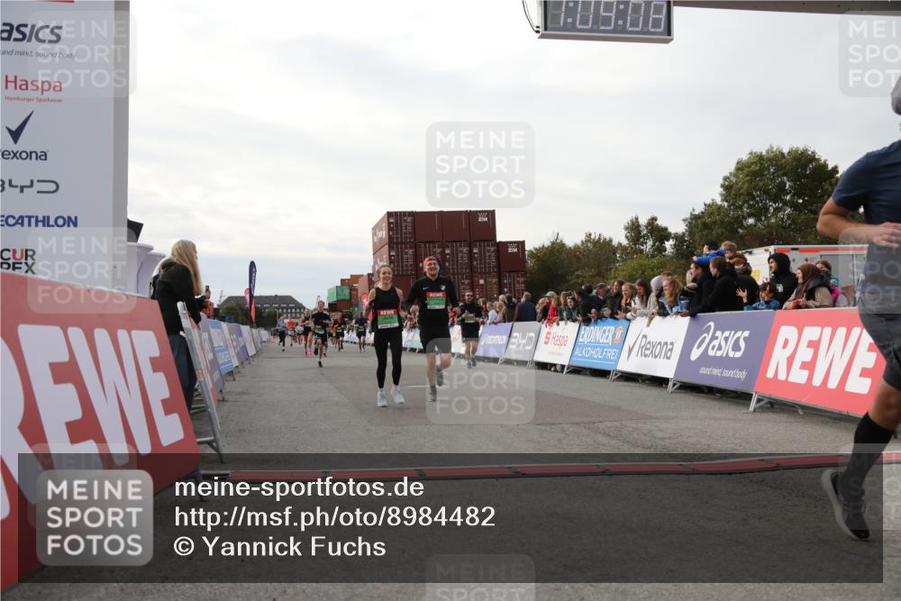 03.10.2025 - Köhlbrandbrückenlauf Yannick Fuchs http://msf.ph/oto/8984482 03.10.2025 16:09:06 Ziel 7379, 7501, 7823, 8217, 8348, 8725, 8763, 8797, 9091, 9139, 9216, 9739 meine-sportfotos.de