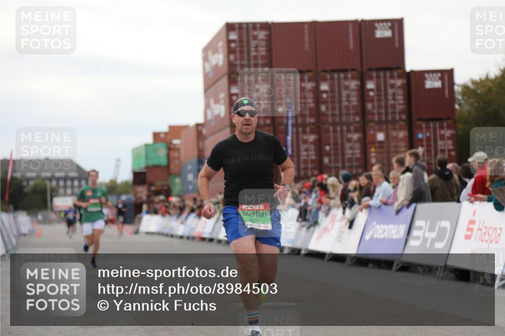 03.10.2025 - Köhlbrandbrückenlauf Yannick Fuchs http://msf.ph/oto/8984503 03.10.2025 15:56:03 Ziel 7012, 7555, 9231, 9525 meine-sportfotos.de