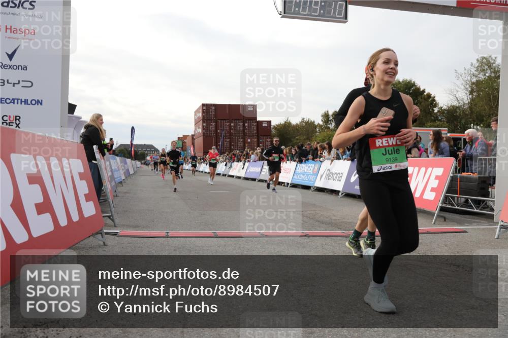 03.10.2025 - Köhlbrandbrückenlauf Yannick Fuchs http://msf.ph/oto/8984507 03.10.2025 16:09:08 Ziel 7379, 7501, 7822, 7823, 8217, 8348, 8763, 8797, 9019, 9091, 9139, 9216, 9739 meine-sportfotos.de