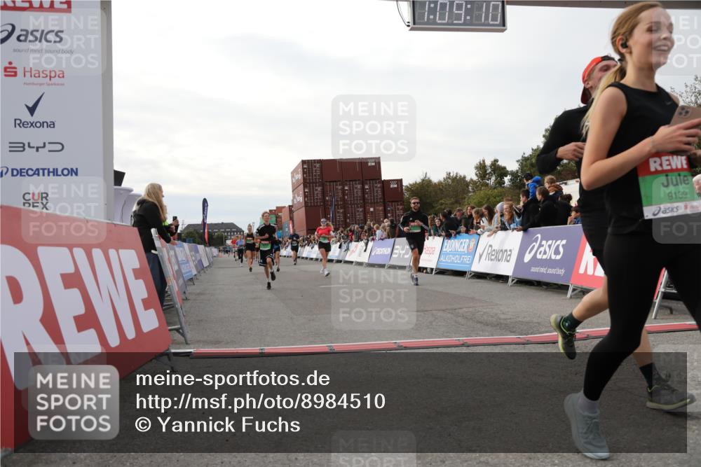 03.10.2025 - Köhlbrandbrückenlauf Yannick Fuchs http://msf.ph/oto/8984510 03.10.2025 16:09:08 Ziel 7379, 7501, 7822, 7823, 8217, 8348, 8763, 8797, 9019, 9091, 9139, 9216, 9739 meine-sportfotos.de