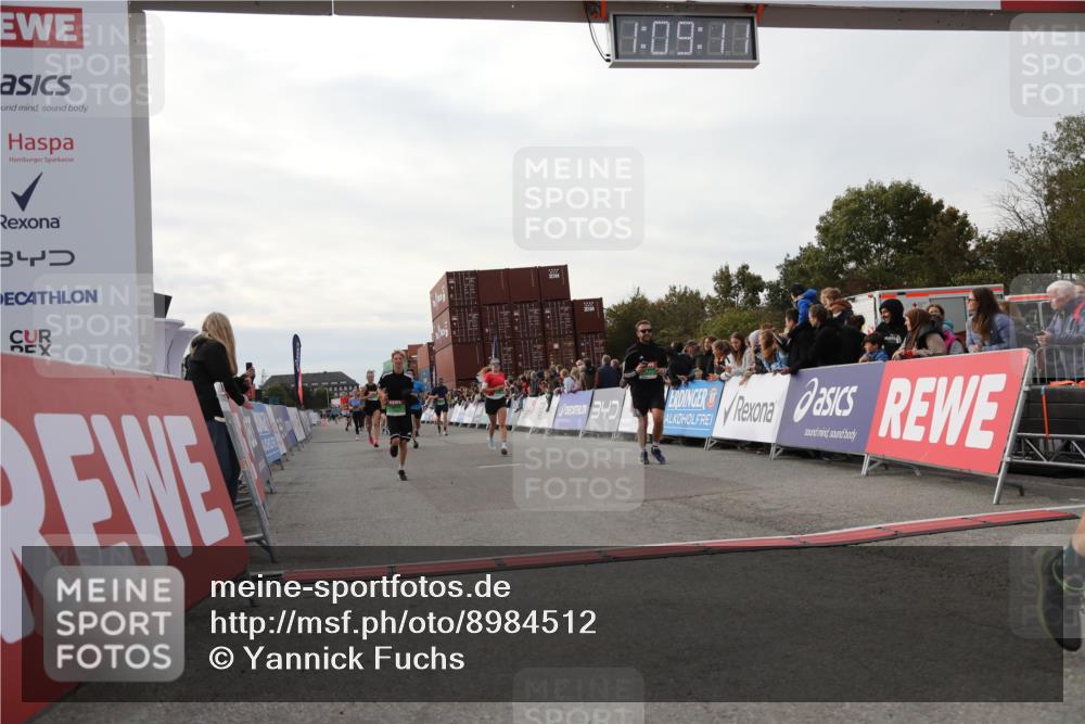 03.10.2025 - Köhlbrandbrückenlauf Yannick Fuchs http://msf.ph/oto/8984512 03.10.2025 16:09:09 Ziel 7379, 7501, 7822, 7823, 8217, 8348, 8763, 8797, 9019, 9091, 9139, 9216, 9739 meine-sportfotos.de