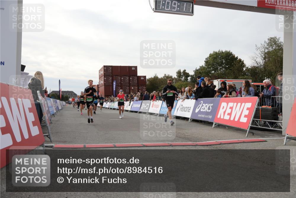 03.10.2025 - Köhlbrandbrückenlauf Yannick Fuchs http://msf.ph/oto/8984516 03.10.2025 16:09:09 Ziel 7379, 7501, 7822, 7823, 8217, 8348, 8763, 8797, 9019, 9091, 9139, 9216, 9739 meine-sportfotos.de