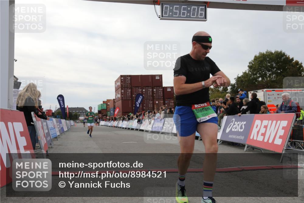 03.10.2025 - Köhlbrandbrückenlauf Yannick Fuchs http://msf.ph/oto/8984521 03.10.2025 15:56:04 Ziel 7012, 8820, 9231, 9525 meine-sportfotos.de