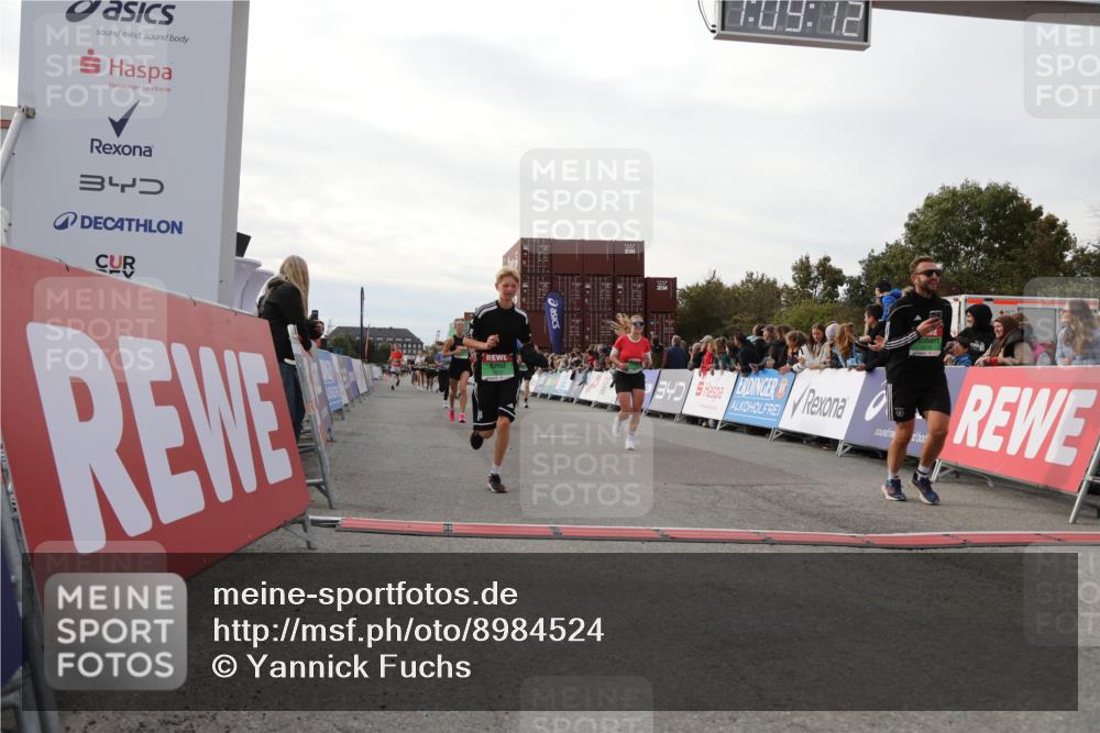 03.10.2025 - Köhlbrandbrückenlauf Yannick Fuchs http://msf.ph/oto/8984524 03.10.2025 16:09:10 Ziel 7379, 7558, 7822, 7823, 8217, 8348, 8763, 8797, 9019, 9091, 9139, 9216, 9739 meine-sportfotos.de