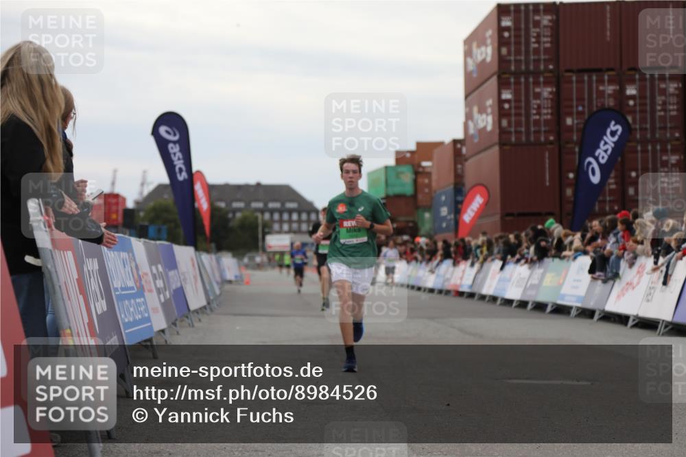 03.10.2025 - Köhlbrandbrückenlauf Yannick Fuchs http://msf.ph/oto/8984526 03.10.2025 15:56:05 Ziel 7012, 8820, 9231, 9525 meine-sportfotos.de