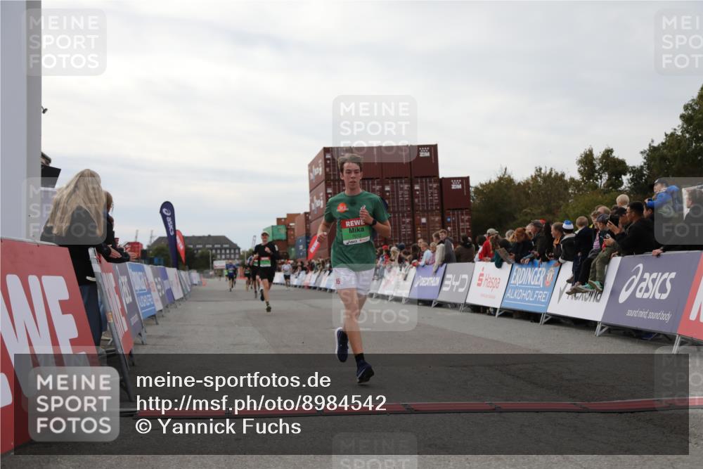 03.10.2025 - Köhlbrandbrückenlauf Yannick Fuchs http://msf.ph/oto/8984542 03.10.2025 15:56:07 Ziel 7012, 8820, 9231, 9525 meine-sportfotos.de