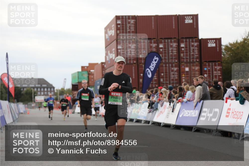 03.10.2025 - Köhlbrandbrückenlauf Yannick Fuchs http://msf.ph/oto/8984556 03.10.2025 15:56:09 Ziel 7012, 7128, 8820, 8976, 9525 meine-sportfotos.de
