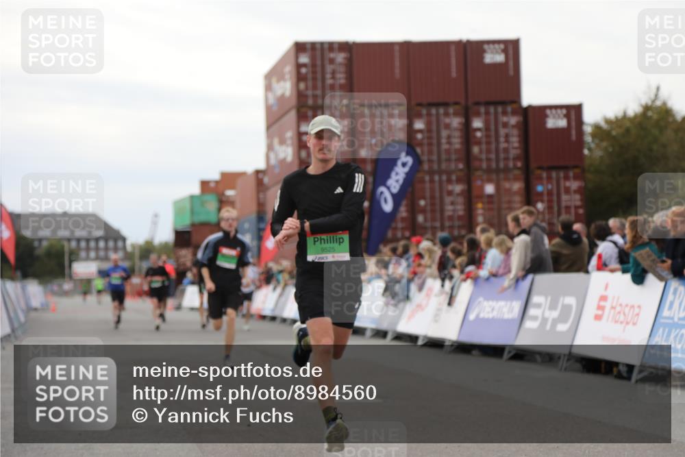03.10.2025 - Köhlbrandbrückenlauf Yannick Fuchs http://msf.ph/oto/8984560 03.10.2025 15:56:10 Ziel 7012, 7046, 7128, 7170, 8820, 8976, 9525 meine-sportfotos.de